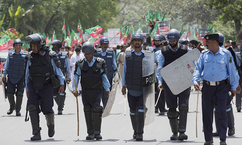 Police starts evacuating schools after students protests