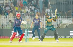 Warner’s heroics power Karachi Kings to victory over Peshawar Zalmi