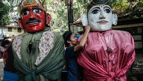 Puppet ban in Indonesian capital threatens buskers