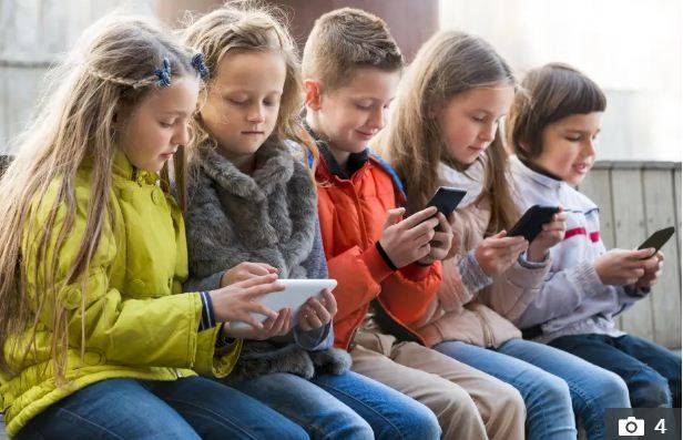French lawmakers urge social media ban for under-15s